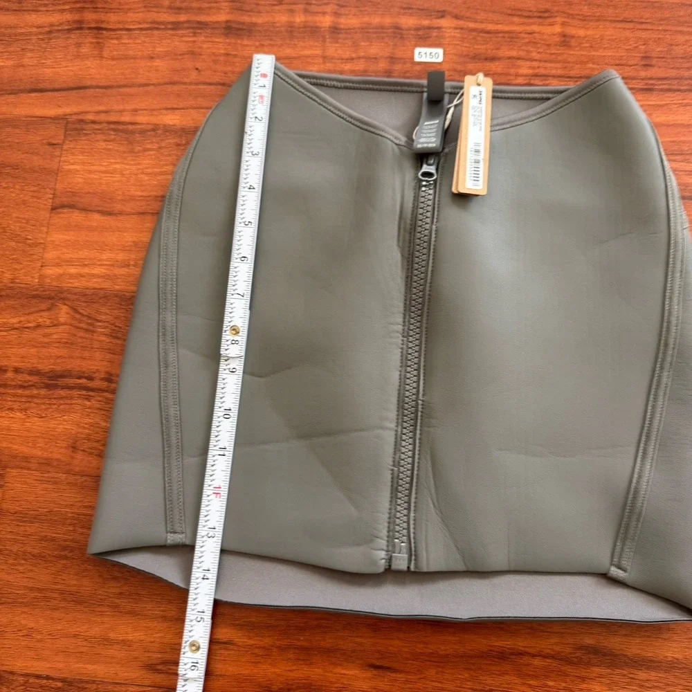 NWT SKIMS Rubberized Scuba Swim Skirt Gray Chalk Size XS Zipper